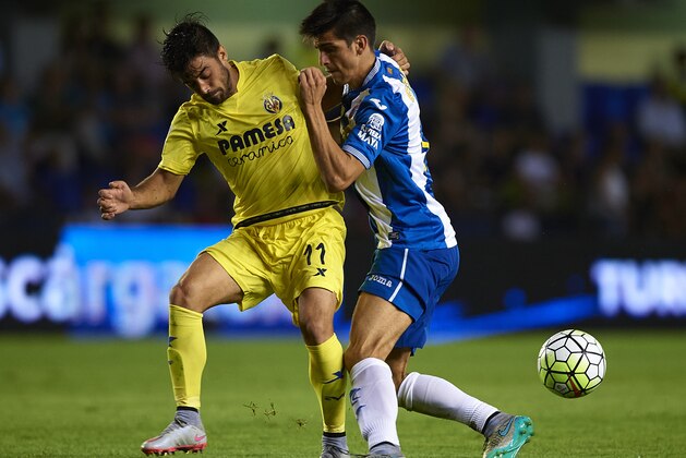 VILLARREAL, SPAIN - AUGUST 28:  Jaume Costa of Villarreal battle for the ball with Gerard Moreno (R) of Espanyol during the La Liga match between Villarreal CF and RCD Espanyol at El Madrigal Stadium on August 28, 2015 in Villarreal, Spain.  (Photo by Manuel Queimadelos Alonso/Getty Images)