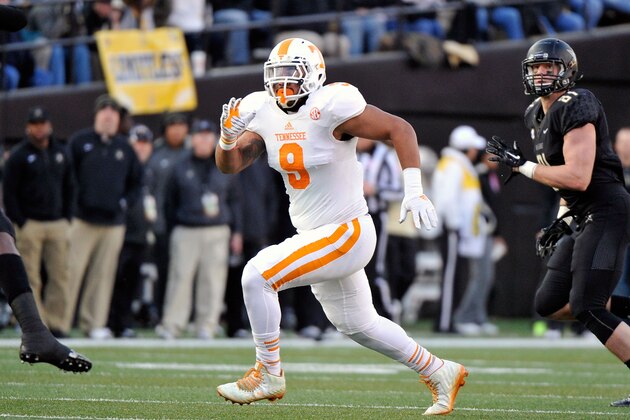 NASHVILLE, TN - NOVEMBER 29:  Derek Barnett #9 of the Tennessee Volunteers plays against the Vanderbilt Commodores at Vanderbilt Stadium on November 29, 2014 in Nashville, Tennessee.  (Photo by Frederick Breedon/Getty Images)
