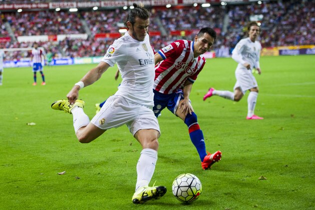 GIJON, SPAIN - AUGUST 23: Gareth Bale of Real Madrid duels for the ball with Ismael Lopez of Real Sporting de Gijon during the La Liga match between Sporting Gijon and Real Madrid at Estadio El Molinon on August 23, 2015 in Gijon, Spain. (Photo by Juan Manuel Serrano Arce/Getty Images)