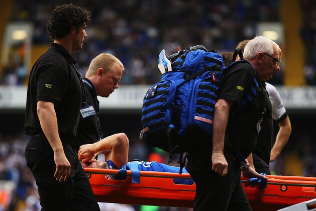 LONDON, ENGLAND - AUGUST 29: Tom Cleverley of Everton is taken off the pitch by stretchers after picking up injury during the Barclays Premier League match between Tottenham Hotspur and Everton at White Hart Lane on August 29, 2015 in London, England.  (Photo by Bryn Lennon/Getty Images)
