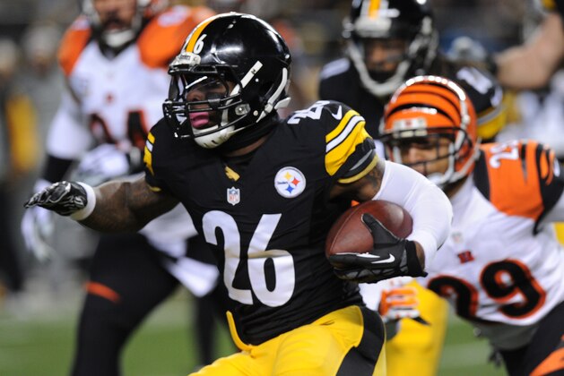 Pittsburgh Steelers running back Le'Veon Bell (26) runs  into Cincinnati Bengals middle linebacker Rey Maualuga (58) in the first half an NFL football game, Sunday, Dec. 28, 2014 in Pittsburgh. (AP Photo/Don Wright)