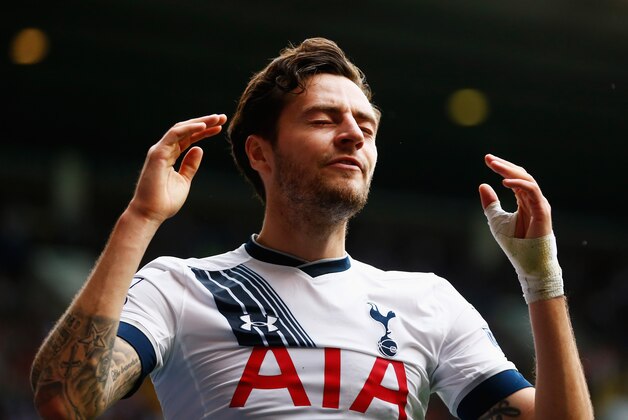 LONDON, ENGLAND - AUGUST 29:  Ryan Mason of Tottenham Hotspur reacts after missing a chance during the Barclays Premier League match between Tottenham Hotspur and Everton at White Hart Lane on August 29, 2015 in London, England.  (Photo by Julian Finney/Getty Images)