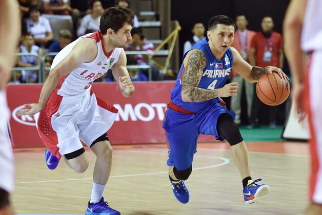 Basketball player Jim Alapag (R) of the Philippines compete with Mashayekhi Sajjad (L) of Iraq during the men's basketball preliminary round group E at the Incheon International Velodrome during the 17th Asian Games in Incheon on September 25, 2014.   AFP PHOTO / Bay ISMOYO        (Photo credit should read BAY ISMOYO/AFP/Getty Images)