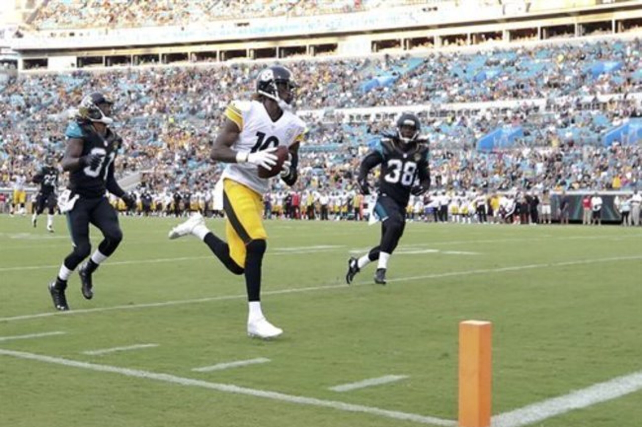 Pittsburgh Steelers wide receiver Martavis Bryant, center, runs past Jacksonville Jaguars defensive back Davon House, left,  and Sergio Brown, right,  for a touchdown on a 44-yard pass play during the first half of an NFL preseason football game, Friday, Aug. 14, 2015, in Jacksonville, Fla. (AP Photo/Stephen B. Morton)