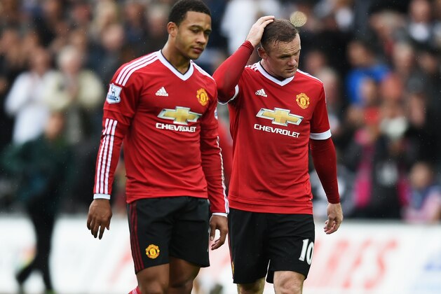 SWANSEA, WALES - AUGUST 30: Wayne Rooney of Manchester United looks dejected with Memphis Depay after the Barclays Premier League match between Swansea City and Manchester United at Liberty Stadium on August 30, 2015 in Swansea, Wales.  (Photo by Michael Regan/Getty Images)