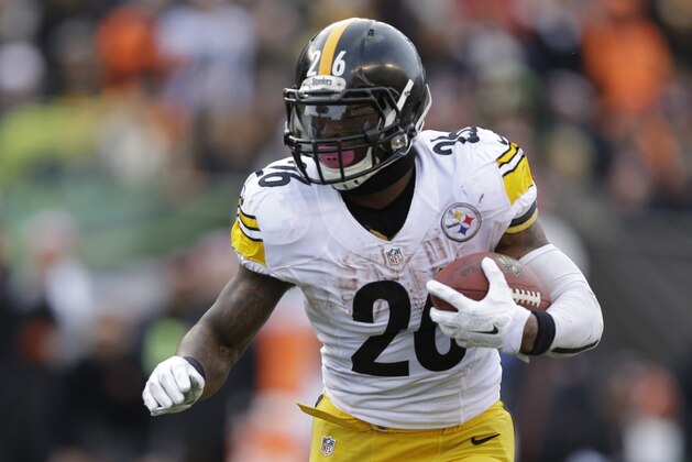 Pittsburgh Steelers running back Le'Veon Bell (26) runs for a 13-yard touchdown during the second half of an NFL football game against the Cincinnati Bengals Sunday, Dec. 7, 2014 in Cincinnati. (AP Photo/Michael Conroy)