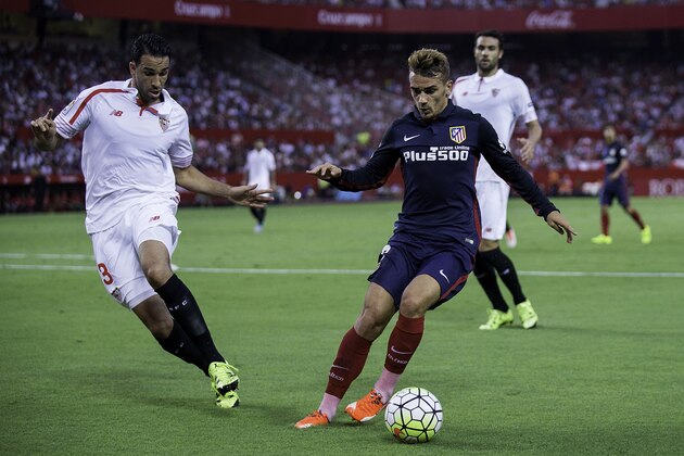SEVILLE, SPAIN - AUGUST 30: Antoine Griezmann (R) of Atletico de Madrid competes for the ball with Adil Rami (L) of Sevilla FC during the La Liga match between Sevilla FC and Club Atletico de Madrid at Estadio Ramon Sanchez Pizjuan on August 30, 2015 in Seville, Spain.  (Photo by Gonzalo Arroyo Moreno/Getty Images)
