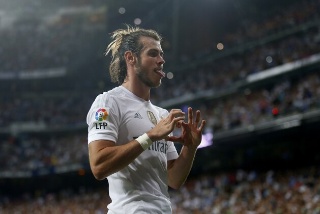 Real Madrid's Gareth Bale celebrates after scoring his side's fifth goal against Real Betis during their Spanish La Liga soccer match at the Santiago Bernabeu stadium in Madrid, Saturday, Aug. 29, 2015. Bale scored twice in Real Madrid's 5-0 victory. (AP Photo/Francisco Seco)