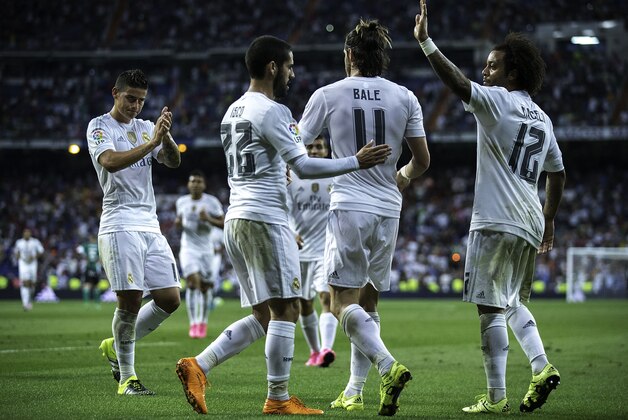 MADRID, SPAIN - AUGUST 29:  Gareth Bale (2ndR) of Real Madrid CF celebrates scoring their fifth goal with teammates James Rodriguez (L), Francisco Roman Alarcon alias Isco (2ndL) and Marcelo (R) during the La Liga match between Real Madrid CF and Real Betis Balompie at Estadio Santiago Bernabeu on August 29, 2015 in Madrid, Spain.  (Photo by Gonzalo Arroyo Moreno/Getty Images)