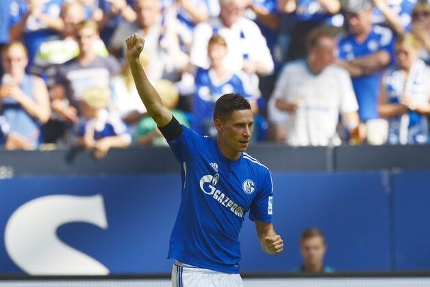 Schalke's midfielder Julian Draxler celebrates scoring the 1-1 goal during the German first division Bundesliga football match FC Schalke 04 v SV Darmstadt 98, on August 22, 2015 in Gelsenkirchen, western Germany.   AFP PHOTO / SASCHA SCHUERMANN
RESTRICTIONS: DURING MATCH TIME: DFL RULES TO LIMIT THE ONLINE USAGE TO 15 PICTURES PER MATCH AND FORBID IMAGE SEQUENCES TO SIMULATE VIDEO. 
== RESTRICTED TO EDITORIAL USE == FOR FURTHER QUERIES PLEASE CONTACT DFL DIRECTLY AT + 49 69 650050.        (Photo credit should read SASCHA SCHUERMANN/AFP/Getty Images)