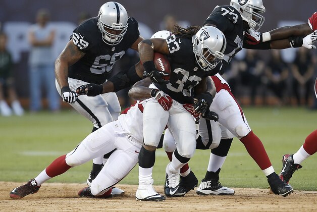 Oakland Raiders running back Trent Richardson (33) runs against the Arizona Cardinals during the second half of an NFL preseason football game in Oakland, Calif., Sunday, Aug. 30, 2015. (AP Photo/Tony Avelar)