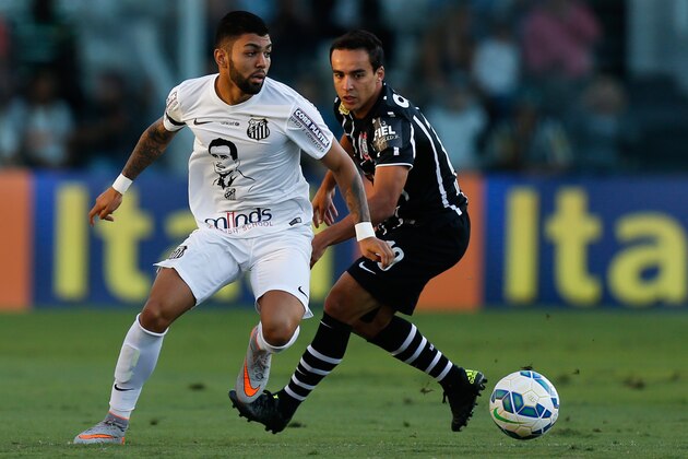 SANTOS, BRAZIL - JUNE 20:  Gabriel (L)  of Santos and Jadson of Corinthiansin action during the match between Santos and Corinthians for the Brazilian Series A 2015 at Vila Belmiro stadium on June 20, 2015 in Santos, Brazil. (Photo by Alexandre Schneider/Getty Images)