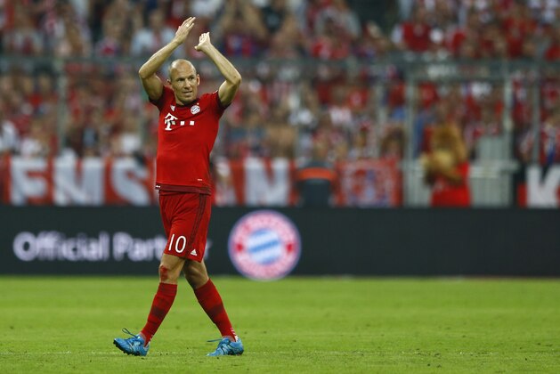 Bayern's Arjen Robben applauds to supporters during the German Bundesliga soccer match between FC Bayern Munich and Bayer Leverkusen 04 in Munich, Germany, Saturday, Aug. 29, 2015. (AP Photo/Matthias Schrader)