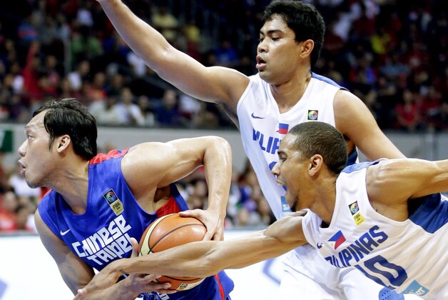 Lin Chih-Chieh, left, of Taiwan, attempts to break away from the defense of the Philippines' Gabriel Daniel Norwood (10) and Ranidel de Ocampo during the FIBA Asia Basketball Championship late Saturday, Aug. 3, 2013, at the Mall of Asia Arena in Pasay city south of Manila, Philippines. Taiwan won 84-79. (AP Photo/Bullit Marquez)