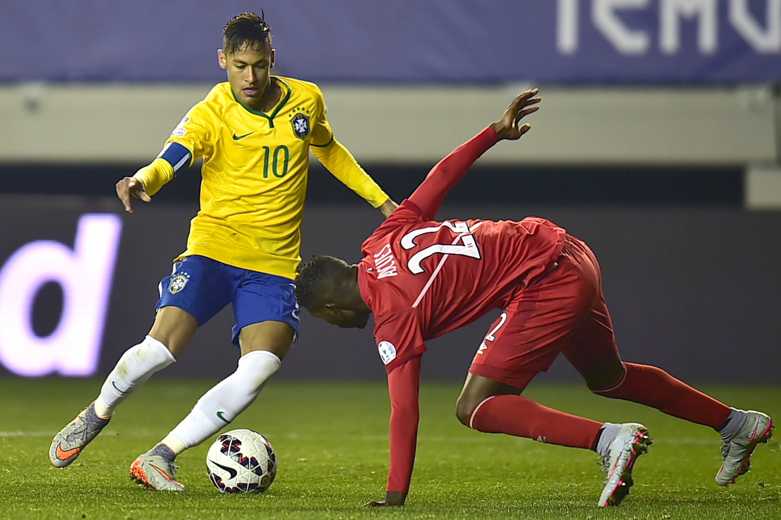 Brazil's forward Neymar (L) vies for the ball with Peru's midfielder Carlos Ascues during their 2015 Copa America football championship match in Temuco, Chile, on June 14, 2015. AFP PHOTO / RODRIGO BUENDIA (Photo credit should read RODRIGO BUENDIA/AFP/Getty Images) Brazil's forward Neymar (L) vies for the ball with Peru's midfielder Carlos Ascues during their 2015 Copa America football championship match in Temuco, Chile, on June 14, 2015. AFP PHOTO / RODRIGO BUENDIA (Photo credit should read RODRIGO BUENDIA/AFP/Getty Images)