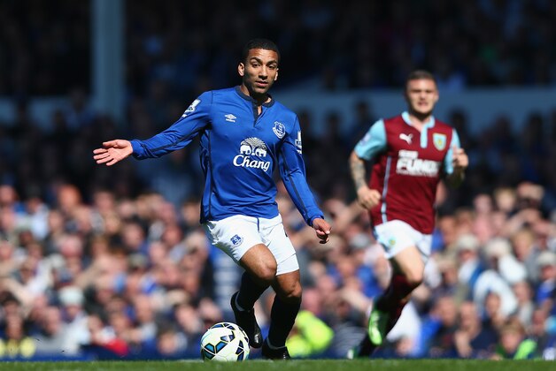 LIVERPOOL, ENGLAND - APRIL 18:  Aaron Lennon of Everton in action during the Barclays Premier League match between Everton and Burnley at Goodison Park on April 18, 2015 in Liverpool, England.  (Photo by Clive Brunskill/Getty Images)