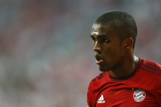 Bayern's Douglas Costa watches to his teammates during the German Bundesliga soccer match between FC Bayern Munich and Bayer Leverkusen 04 in Munich, Germany, Saturday, Aug. 29, 2015. (AP Photo/Matthias Schrader) Bayern's Douglas Costa watches to his teammates during the German Bundesliga soccer match between FC Bayern Munich and Bayer Leverkusen 04 in Munich, Germany, Saturday, Aug. 29, 2015. (AP Photo/Matthias Schrader)