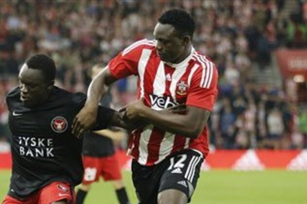 CAPTION CORRECTION, CORRECTS SPELLING OF SOUTHAMPTON - Midtjylland’s Pione Sisto, left, and Southampton’s Victor Wanyama challenge for the ball during the Europa League play-off first leg soccer match between Southampton and Midtjylland in Southampton, England, Thursday, Aug. 20, 2015 . (AP Photo/Frank Augstein)