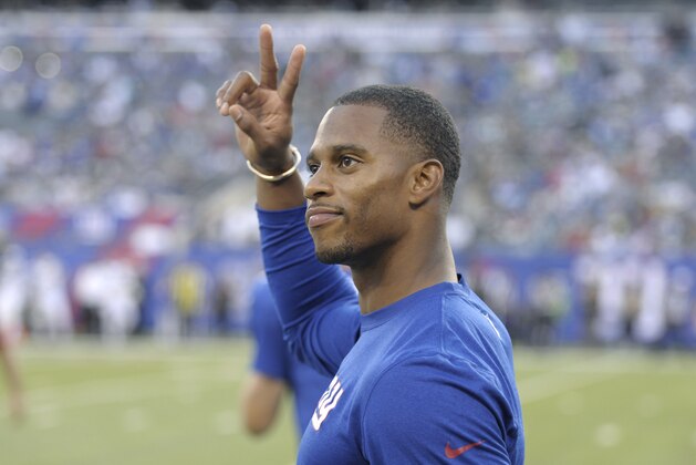 New York Giants wide receiver Victor Cruz gestures to fans before a preseason NFL football game against the New York Jets Saturday, Aug. 29, 2015  in East Rutherford, N.J. (AP Photo/Bill Kostroun)