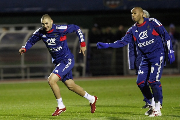 France's Karim Benzema, left, and captain Thierry Henry attend a training session at Clairefontaine, south of Paris, Wednesday Nov. 11, 2009, ahead of their World Cup 2010 play off qualifying soccer match against Ireland. (AP Photo/Francois Mori)