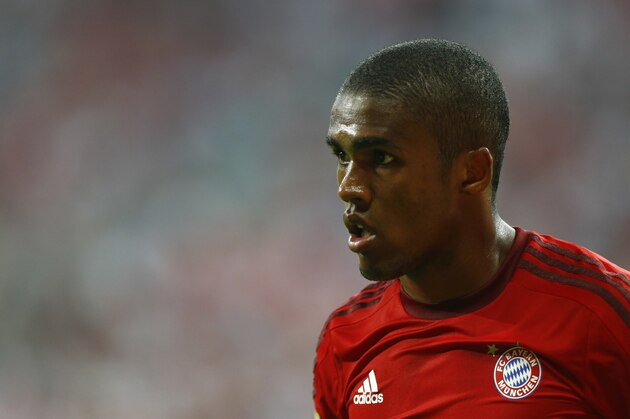 Bayern's Douglas Costa watches to his teammates during the German Bundesliga soccer match between FC Bayern Munich and Bayer Leverkusen 04 in Munich, Germany, Saturday, Aug. 29, 2015. (AP Photo/Matthias Schrader) Bayern's Douglas Costa watches to his teammates during the German Bundesliga soccer match between FC Bayern Munich and Bayer Leverkusen 04 in Munich, Germany, Saturday, Aug. 29, 2015. (AP Photo/Matthias Schrader)