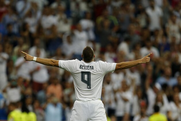 Real Madrid's Karim Benzema celebrates after scoring a goal against Real Betis during their Spanish La Liga soccer match at the Santiago Bernabeu stadium in Madrid, Saturday, Aug. 29, 2015. Benzema scored once in Real Madrid's 5-0 victory. (AP Photo/Francisco Seco)