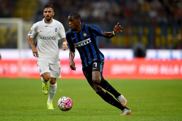 MILAN, ITALY - AUGUST 23:  Geoffrey Kondogbia of FC Internazionale in action during the Serie A match between FC Internazionale Milano and Atalanta BC at Stadio Giuseppe Meazza on August 23, 2015 in Milan, Italy.  (Photo by Claudio Villa - Inter/Getty Images)