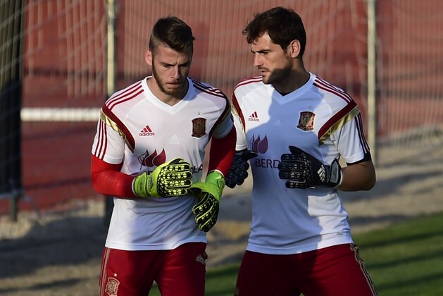 Manchester United's Spanish goalkeeper David de Gea (L) and Porto FC's Spanish goalkeeper Iker Casillas attend a training session of the Spanish national football team in Las Rozas' Soccer City on September 2, 2015.   AFP PHOTO/ PIERRE-PHILIPPE MARCOU        (Photo credit should read PIERRE-PHILIPPE MARCOU,PIERRE PHILIPPE MARCOU/AFP/Getty Images)