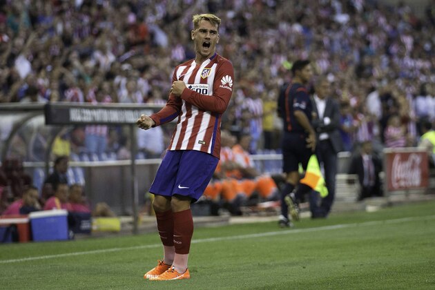 MADRID, SPAIN - AUGUST 22:  Antoine Griezmann of Atletico de Madrid celebrates scoring their opening goal during the La Liga match between Club Atletico de Madrid and UD Las Palmas at Vicente Calderon Stadium on August 22, 2015 in Madrid, Spain.  (Photo by Gonzalo Arroyo Moreno/Getty Images)