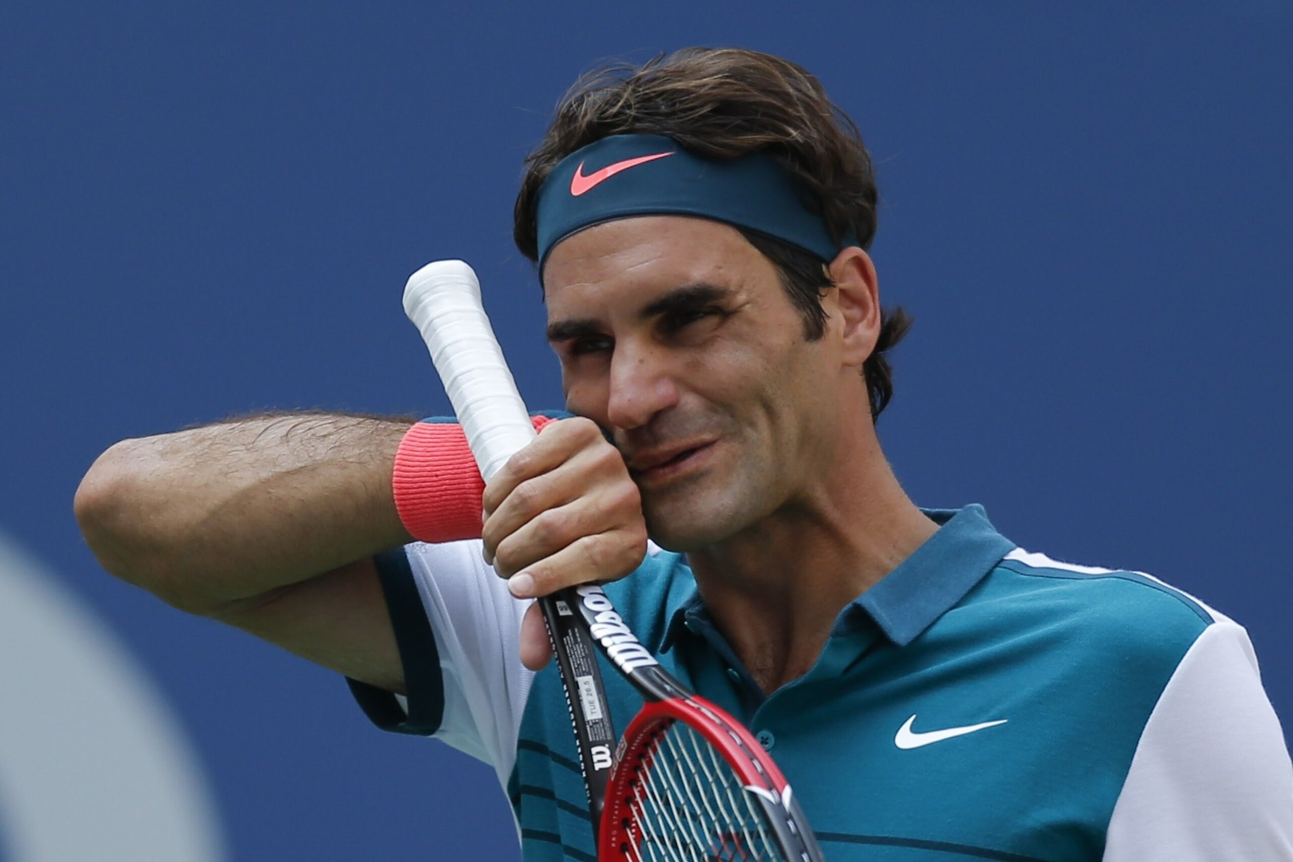 Roger Federer of Switzerland pauses while he plays against Leonardo Mayer of Argentina during their 2015 US Open Men's Singles round 1 match at the USTA Billie Jean King National Tennis Center September 1, 2015 in New York. AFP PHOTO/KENA BETANCUR (Photo credit should read KENA BETANCUR/AFP/Getty Images) Roger Federer of Switzerland pauses while he plays against Leonardo Mayer of Argentina during their 2015 US Open Men's Singles round 1 match at the USTA Billie Jean King National Tennis Center September 1, 2015 in New York. AFP PHOTO/KENA BETANCUR (Photo credit should read KENA BETANCUR/AFP/Getty Images)