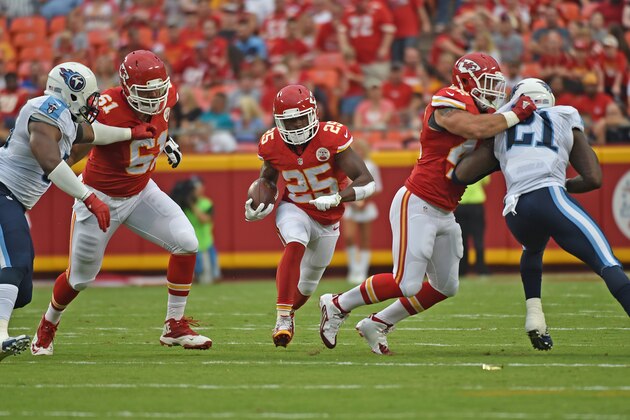 KANSAS CITY, MO - AUGUST 28:  Running back Jamaal Charles #25 of the Kansas City Chiefs rushes up field against the Tennessee Titans during the first half of a preseason game at Arrowhead Stadium on August 28, 2015 in Kansas City, Missouri.  (Photo by Peter G. Aiken/Getty Images)