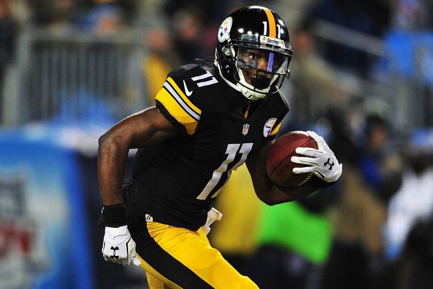 NASHVILLE, TN - NOVEMBER 17:  Wide receiver Markus Wheaton #11 of the Pittsburgh Steelers carries the ball during a NFL game against the Tennessee Titans at LP Field on November 17, 2014 in Nashville, Tennessee.  (Photo by Ronald C. Modra/Sports Imagery/ Getty Images)