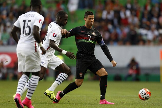 Portugal's forward Cristiano Ronaldo (R) vies with France's midfielder Moussa Sissoko (C) and defender Bacary Sagna during the Euro 2016 friendly football match Portugal vs France at the Jose Alvalade stadium in Lisbon on September 4, 2015.   AFP PHOTO/ JOSE MANUEL RIBEIRO        (Photo credit should read JOSE MANUEL RIBEIRO/AFP/Getty Images)
