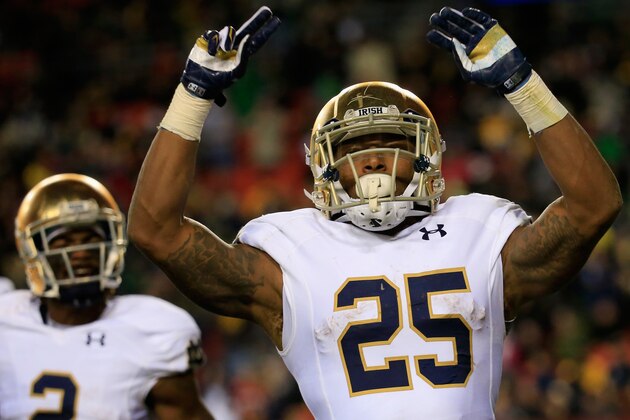 LANDOVER, MD - NOVEMBER 01:  Running back Tarean Folston #25 of the Notre Dame Fighting Irish celebrates after rushing for a fourth quarter touchdown against the Navy Midshipmen at FedExField on November 1, 2014 in Landover, Maryland.  (Photo by Rob Carr/Getty Images)