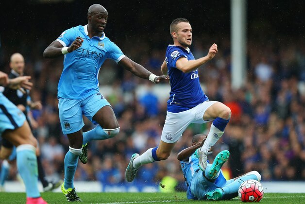 LIVERPOOL, ENGLAND - AUGUST 23:  Tom Cleverley of Everton is challenged by Eliaquim Mangala (L) of Manchester City during the Barclays Premier League match between Everton and Manchester City at Goodison Park on August 23, 2015 in Liverpool, England.  (Photo by Alex Livesey/Getty Images)