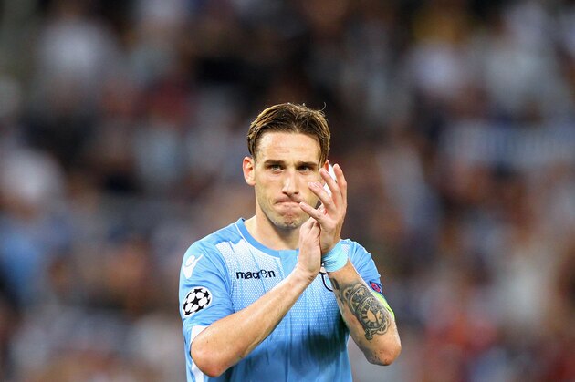 ROME, ITALY - AUGUST 18:  Lucas Biglia of SS Lazio greets the fans after the UEFA Champions League qualifying round play off first leg match between SS Lazio and Bayer Leverkusen at Olimpico Stadium on August 18, 2015 in Rome, Italy.  (Photo by Paolo Bruno/Getty Images)