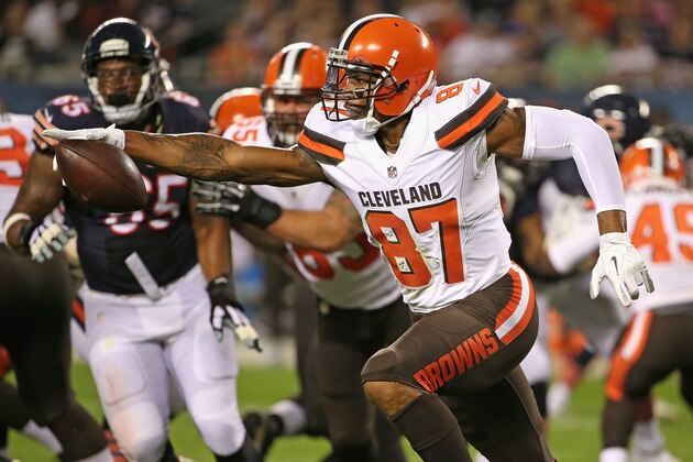 CHICAGO, IL - SEPTEMBER 03: Terrelle Pryor #87 of the Cleveland Browns runs around end against the Chicago Bears during a preseason game at Soldier Field on September 3, 2015 in Chicago, Illinois. The Bears defeated the Browns 24-0. (Photo by Jonathan Daniel/Getty Images)