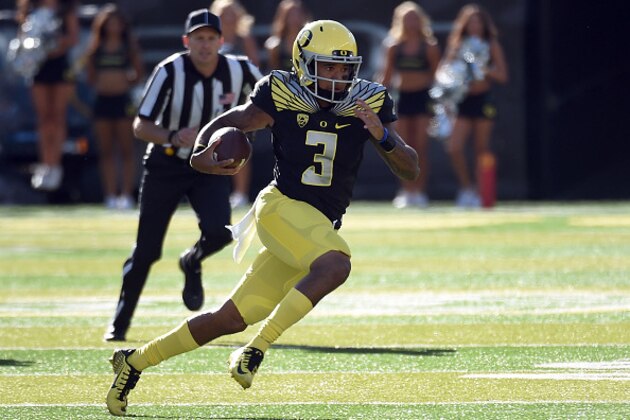 EUGENE, OR - SEPTEMBER 05:  Quarterback Vernon Adams Jr. #3 of the Oregon Ducks runs with the ball during the first quarter of the game Eastern Washington Eagles at Autzen Stadium on September 5, 2015 in Eugene, Oregon.  (Photo by Steve Dykes/Getty Images)