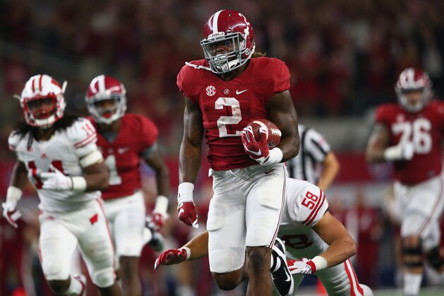 ARLINGTON, TX - SEPTEMBER 05:  Derrick Henry #2 of the Alabama Crimson Tide runs for a touchdown against the Wisconsin Badgers in the third quarter during the Advocare Classic at AT&T Stadium on September 5, 2015 in Arlington, Texas.  (Photo by Ronald Martinez/Getty Images)