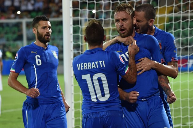 PALERMO, ITALY - SEPTEMBER 06:  Daniele De Rossi of Italy celebrates with team mates after scoring a penalty to make it 1-0 during the UEFA EURO 2016 Qualifier match between Italy and Bulgaria on September 6, 2015 in Palermo, Italy.  (Photo by Tullio M. Puglia/Getty Images)