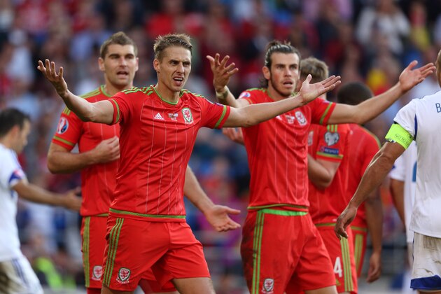 CARDIFF, WALES - SEPTEMBER 06:  David Edwards of Wales and Gareth Bale of Wales question the referee during the UEFA Euro 2016 Group B qualifying match between Wales and Israel on September 6, 2015 in Cardiff, United Kingdom.  (Photo by Matthew Ashton - AMA/Getty Images)