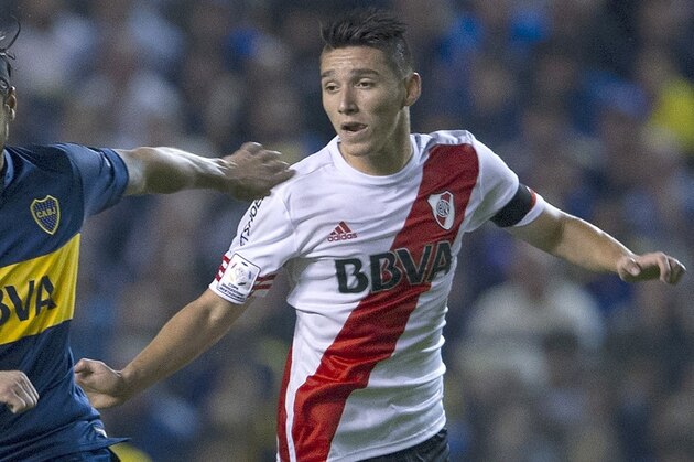 Boca Juniors forward Daniel Osvaldo (L) vies for the ball with River Plate's midfielder Matias Kranevitter during their Copa Libertadores 2015 round before the quarterfinals second leg football match at La Bombonera stadium in Buenos Aires, Argentina, on May 14, 2015. AFP PHOTO / ALEJANDRO PAGNI        (Photo credit should read ALEJANDRO PAGNI/AFP/Getty Images)