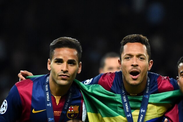 BERLIN, GERMANY - JUNE 06:  (L-R) Douglas, Daniel Alves, Adriano; Rafinha and Neymar of Barcelona celebrate with the trophy after the UEFA Champions League Final between Juventus and FC Barcelona at Olympiastadion on June 6, 2015 in Berlin, Germany.  (Photo by Laurence Griffiths/Getty Images)