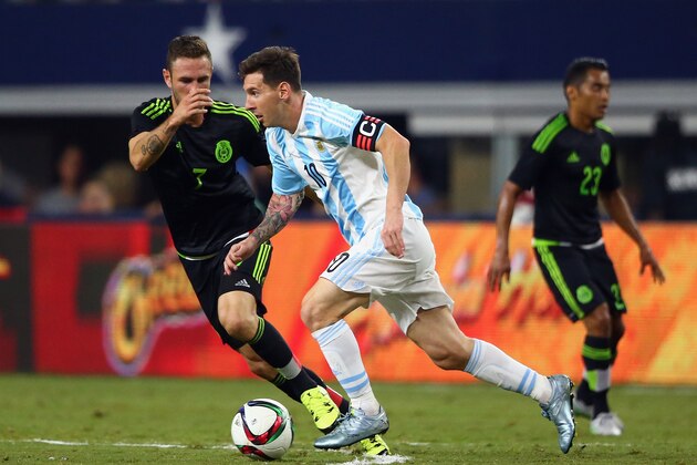 ARLINGTON, TX - SEPTEMBER 08:  Lionel Messi #10 of Argentina dribbles the ball against Miguel Layun #7 of Mexico during a international friendly at AT&T Stadium on September 8, 2015 in Arlington, Texas.  (Photo by Ronald Martinez/Getty Images)