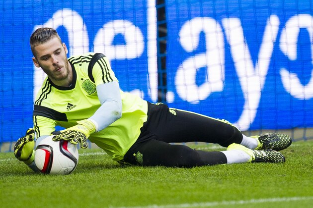 OVIEDO, SPAIN - SEPTEMBER 05: David De Gea of Spain controls the ball on prior to the start the Spain v Slovakia EURO 2016 Qualifier at Carlos Tartiere on September 5, 2015 in Oviedo, Spain.  (Photo by Juan Manuel Serrano Arce/Getty Images)