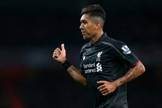 LONDON, ENGLAND - AUGUST 24:  A thumbs up from Roberto Firmino of Liverpool during the Barclays Premier League match between Arsenal and Liverpool at the Emirates Stadium on August 24, 2015 in London, United Kingdom.  (Photo by Catherine Ivill - AMA/Getty Images)