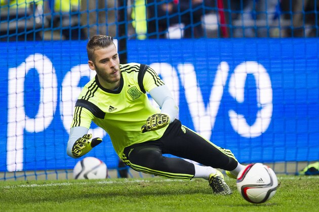 OVIEDO, SPAIN - SEPTEMBER 05:  David De Gea of Spain controls the ball on prior to the start the Spain v Slovakia EURO 2016 Qualifier at Carlos Tartiere on September 5, 2015 in Oviedo, Spain.  (Photo by Juan Manuel Serrano Arce/Getty Images)