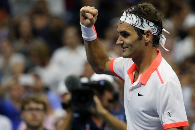 El suizo Roger Federer festeja luego de derrotar al francés Richard Gasquet durante un encuentro de cuartos de final del Abierto de Estados Unidos, el miércoles 9 de septiembre de 2015 (AP Foto/Adam Hunger)