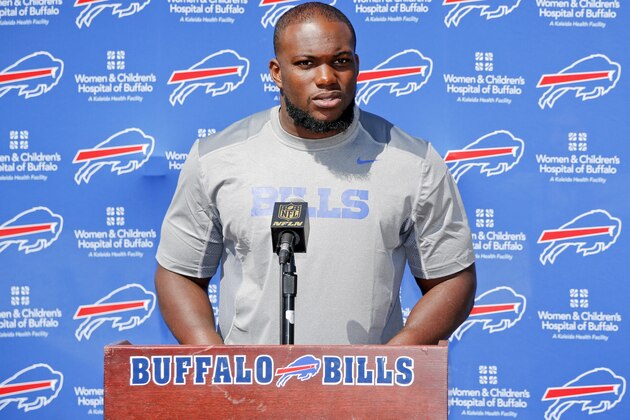 El linebacker Ikemefuna Enemkpali, de los Bills de Buffalo, habla con los medios en las instalaciones del campamento de entrenamiento del equipo en Pittsford, Nueva York, el jueves 13 de agosto de 2015, un día después de haber sido adquirido por los Bills proveniente de los Jets de Nueva York. Los Jets lo colocaron al linebacker como transferible el martes 11 de agosto por haber fracturado la mandíbula del quarterback Geno Smith de un golpe durante un altercado en el vestuario del equipo. (AP Photo/Mike Groll)