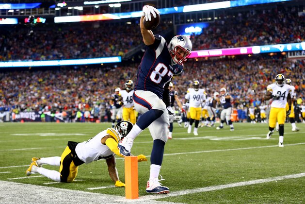 FOXBORO, MA - SEPTEMBER 10:  Rob Gronkowski #87 of the New England Patriots scores a touchdown in the second quarter against the Pittsburgh Steelers at Gillette Stadium on September 10, 2015 in Foxboro, Massachusetts.  (Photo by Maddie Meyer/Getty Images)